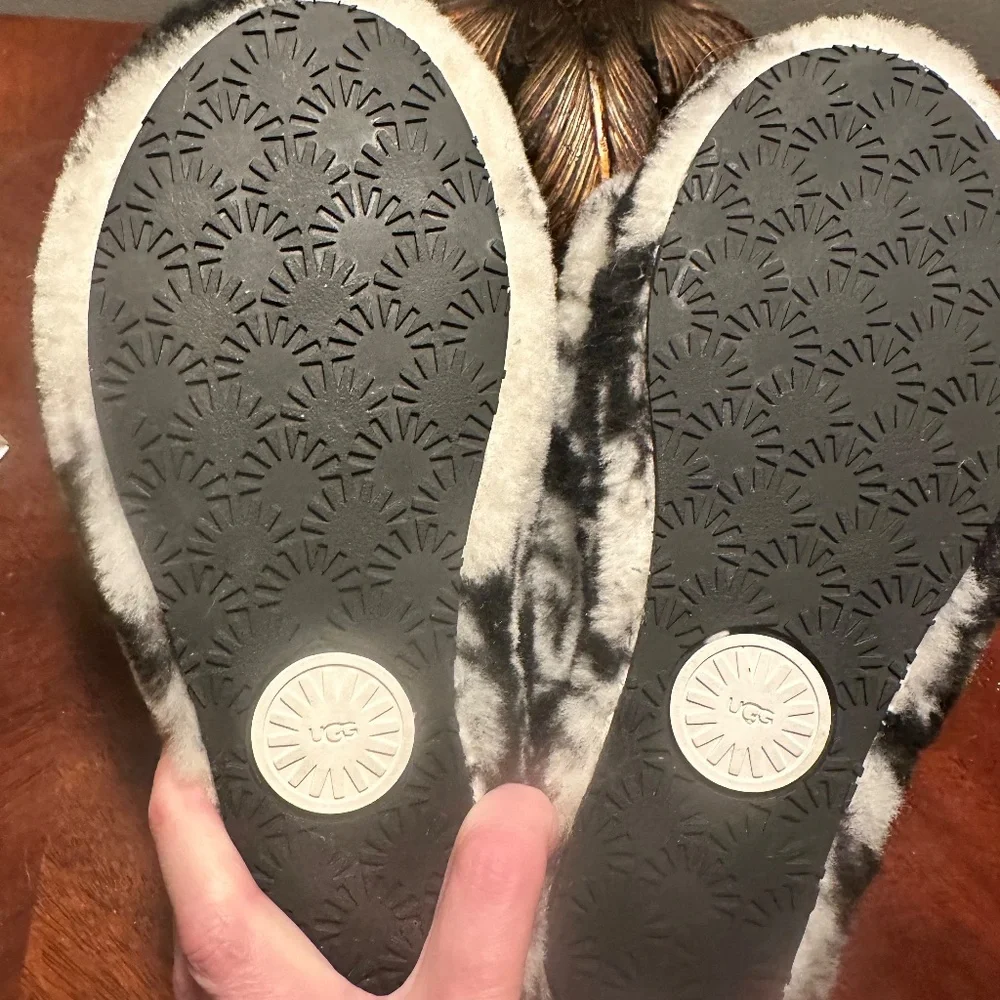 UGGS - Picture 2 of 3